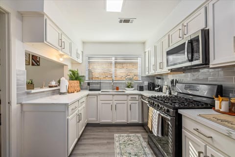 Htown Hot Tub Getaway Swing Set BBQ Yard Games House in Missouri City