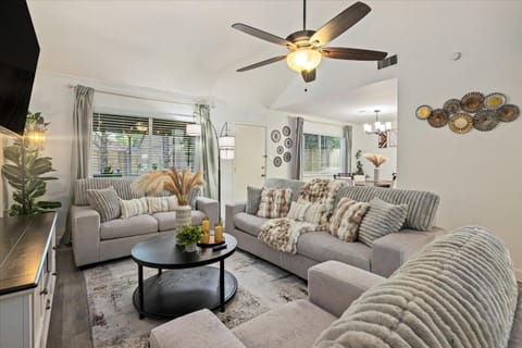 Htown Hot Tub Getaway Swing Set BBQ Yard Games House in Missouri City