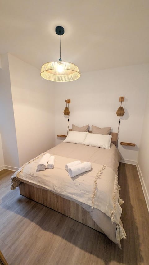 Bed, Photo of the whole room, Bedroom, towels