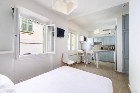Bed, TV and multimedia, Kitchen or kitchenette, air conditioner