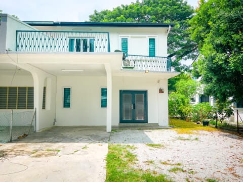 Property building, Garden, Balcony/Terrace