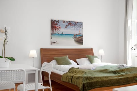 Bed, Bedroom, towels