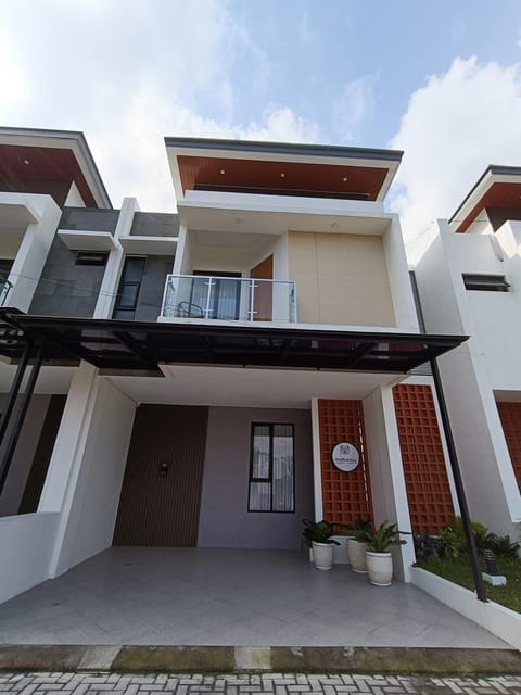 Property building, Day, Balcony/Terrace