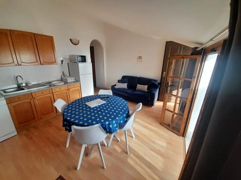 Kitchen or kitchenette, Dining area, oven, stove