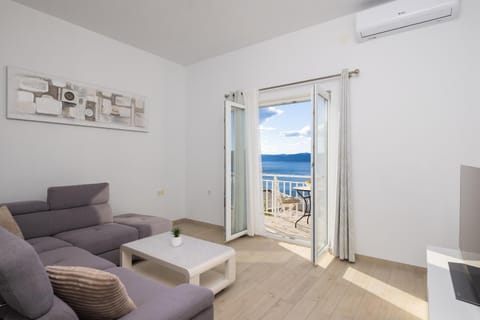 Natural landscape, TV and multimedia, View (from property/room), Balcony/Terrace, Living room, Seating area, Sea view, air conditioner