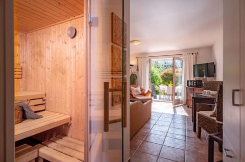 Sauna, Living room