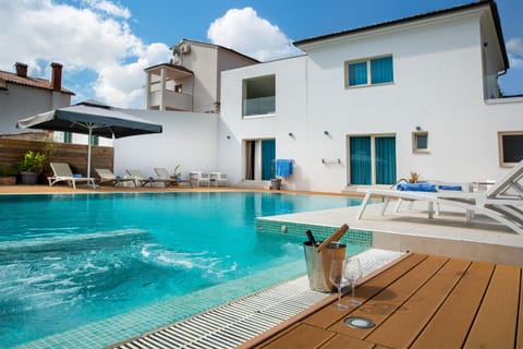 Day, Swimming pool, sunbed