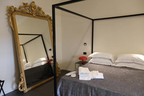 Bed, Photo of the whole room, towels