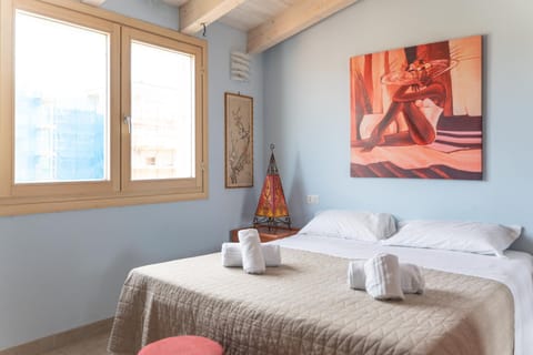 Bed, Photo of the whole room, Bedroom, towels