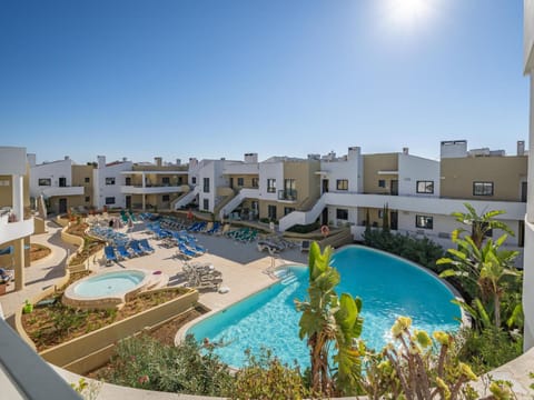 Property building, Swimming pool, sunbed