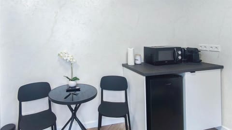 Coffee/tea facilities, Kitchen or kitchenette, Dining area, microwave