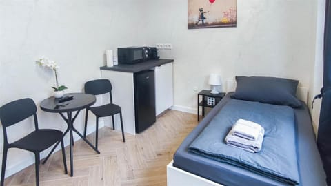 Bed, Kitchen or kitchenette, Photo of the whole room, Seating area, Bedroom