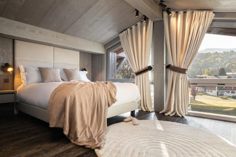 Photo of the whole room, Mountain view