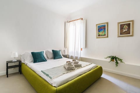 Bed, Photo of the whole room, Seating area, Bedroom, towels