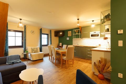 Kitchen or kitchenette, Living room, Seating area, Dining area, dishwasher, oven, pet friendly, stove