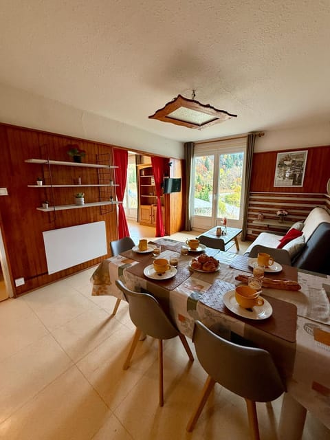 Living room, Food and drinks, Dining area, stove