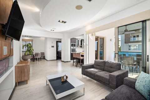Communal lounge/ TV room, TV and multimedia, Living room, Seating area, Evening entertainment