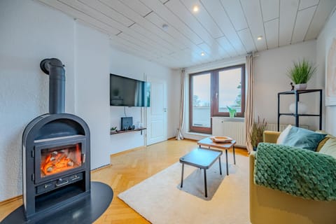 Communal lounge/ TV room, TV and multimedia, Living room, Seating area, Evening entertainment