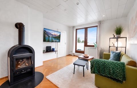 Communal lounge/ TV room, TV and multimedia, Living room, Seating area, Evening entertainment