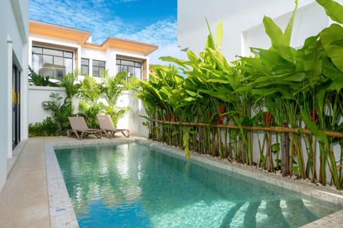 Patio, Day, Swimming pool, Swimming pool, sunbed