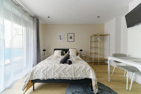 Bed, TV and multimedia, Bedroom, towels