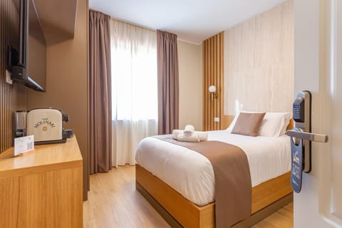 Bed, TV and multimedia, Photo of the whole room, Bedroom