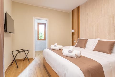 Bed, TV and multimedia, Photo of the whole room, Bedroom, towels