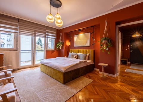 Bed, View (from property/room), Photo of the whole room, Seating area, Bedroom, City view, Landmark view, Quiet street view