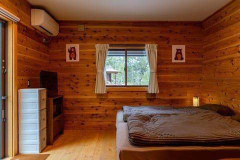 Bed, TV and multimedia, Photo of the whole room, Decorative detail, Bedroom, air conditioner