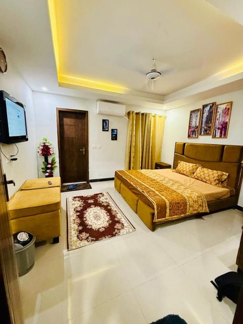 Property building, Restaurant/places to eat, Bathroom, View (from property/room), View (from property/room), Living room, Bedroom, Facility for disabled guests, Parking, oven, VIP, VIP, kitchen