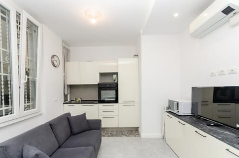 TV and multimedia, Kitchen or kitchenette, Living room, Seating area, Dining area, oven, stove