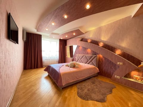 Bed, TV and multimedia, Seating area, Bedroom