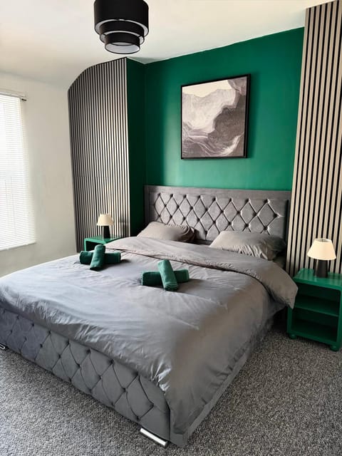 Bed, Bedroom, towels