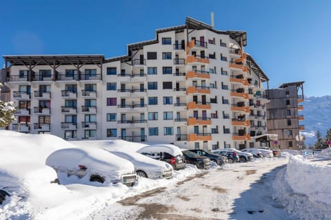 Property building, Day, Natural landscape, Winter, City view, Mountain view, Parking