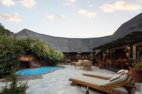 Property building, Garden, Balcony/Terrace, Garden view, Swimming pool, sunbed