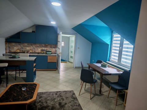 Kitchen or kitchenette, Living room, Seating area, Dining area