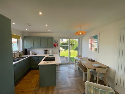 Seating area, Dining area, stove