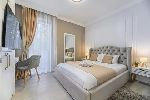 Bed, TV and multimedia, Photo of the whole room, Bedroom