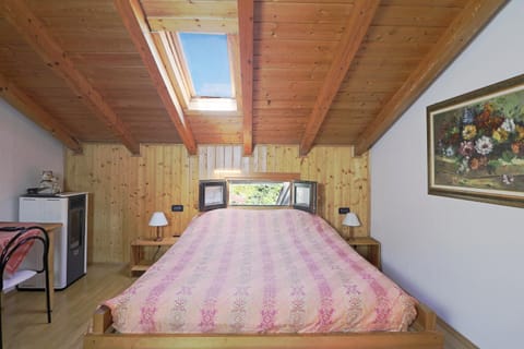 Bed, TV and multimedia, Bedroom