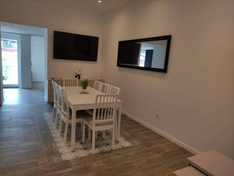 TV and multimedia, Living room, Dining area