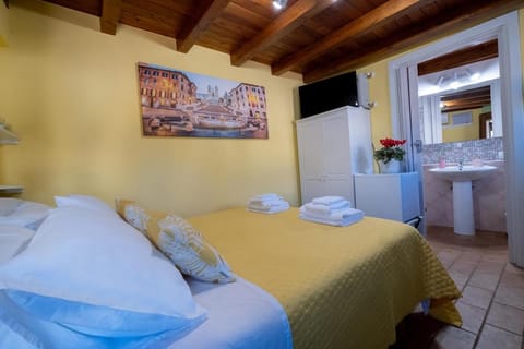 Bed, TV and multimedia, Bedroom