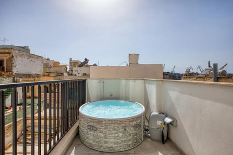 Private suite in a traditional Guest House with shared roof terrace and jacuzzi GOBLU Apartment in Malta