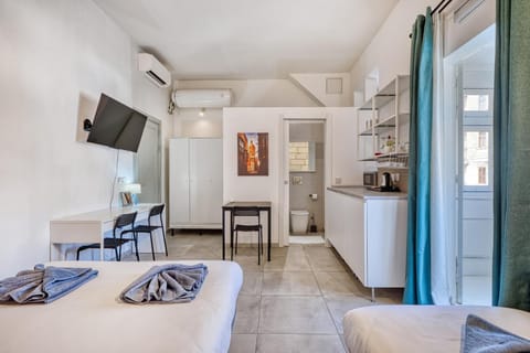 Private suite in a traditional Guest House with shared roof terrace and jacuzzi GOBLU Apartment in Malta