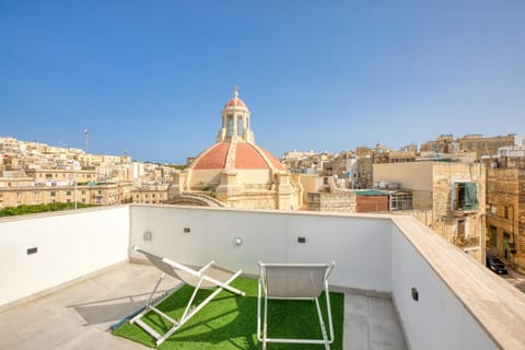 Private suite in a traditional Guest House with shared roof terrace and jacuzzi GOBLU Apartment in Malta