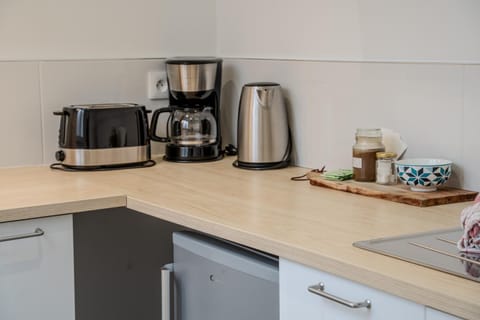 Coffee/tea facilities, Kitchen or kitchenette, stove, toaster