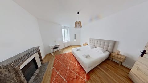 Bed, Photo of the whole room, Seating area