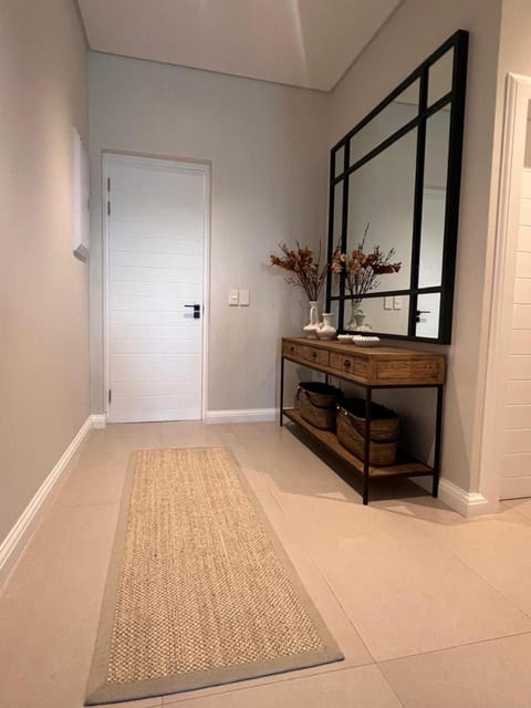 Lagoon and mountain views, Plett central, new apartment Apartment in Plettenberg Bay