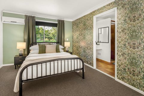 Bed, Photo of the whole room, Bedroom, air conditioner