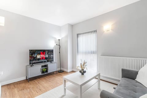 Communal lounge/ TV room, TV and multimedia, Living room, Seating area, Evening entertainment