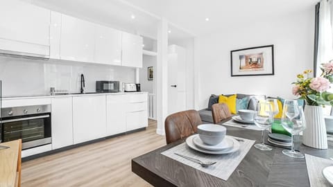 Coffee/tea facilities, Kitchen or kitchenette, Living room, Seating area, Dining area, dishwasher, microwave, oven, pet friendly, stove, toaster